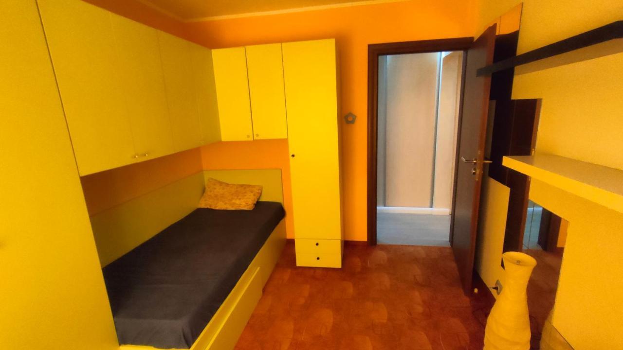 Duck Apartment Bukarest Exteriör bild